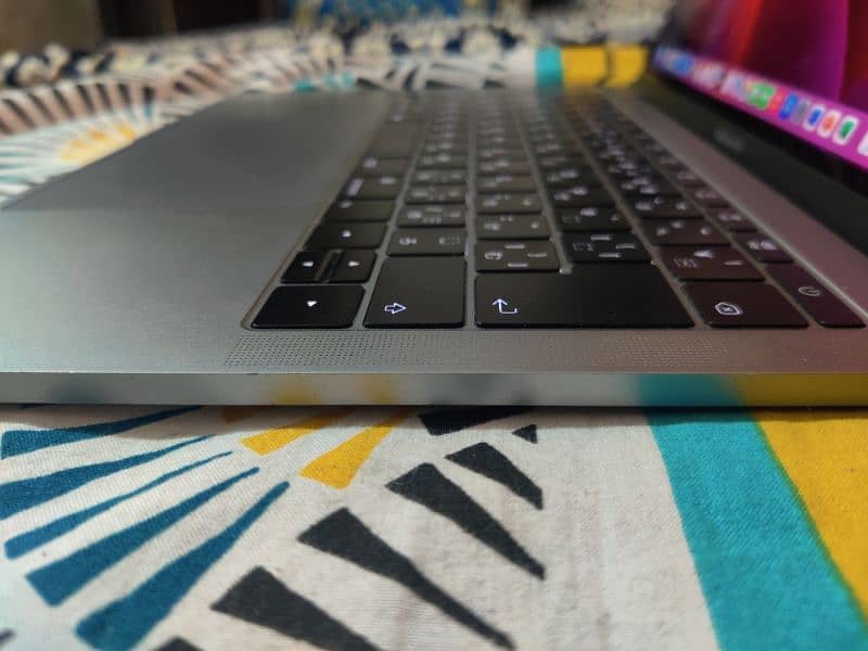 MacBook pro 2017 core i5, 8gb Ram, 256 ssd 4