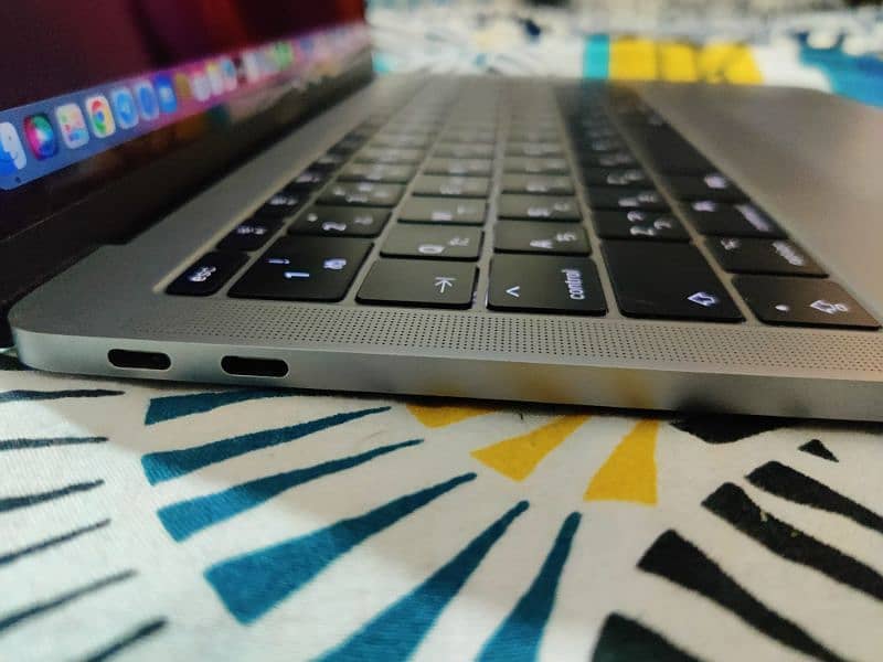 MacBook pro 2017 core i5, 8gb Ram, 256 ssd 5