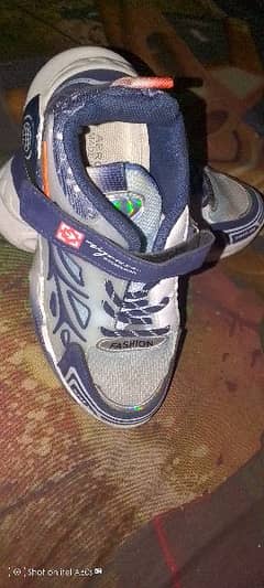 10 year boy showsv 37 size 10 n 10 condition 1 time use