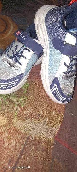 10 year boy showsv 37 size 10 n 10 condition 1 time use 1