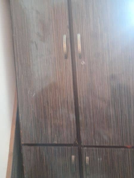 wardrobe he used me 3 parts hen alag alag bhi ho jate hen heavy wood 2