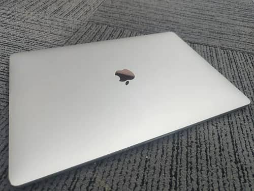 mackbook pro 2019 silver 15" i9 (Touch Bar) 4GB Radeon Graphics 1