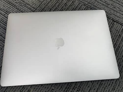 mackbook pro 2019 silver 15" i9 (Touch Bar) 4GB Radeon Graphics 2