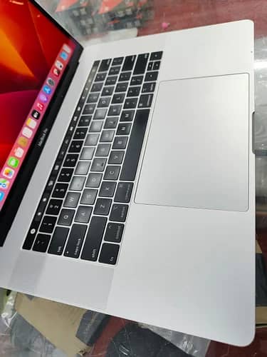 mackbook pro 2019 silver 15" i9 (Touch Bar) 4GB Radeon Graphics 3