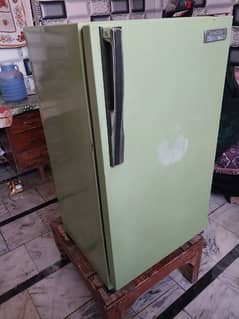 singer fridge  . medium size refrigerator.  fidge for sale