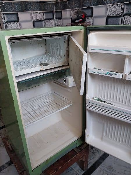singer fridge  . medium size refrigerator.  fidge for sale 1
