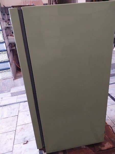 singer fridge  . medium size refrigerator.  fidge for sale 2