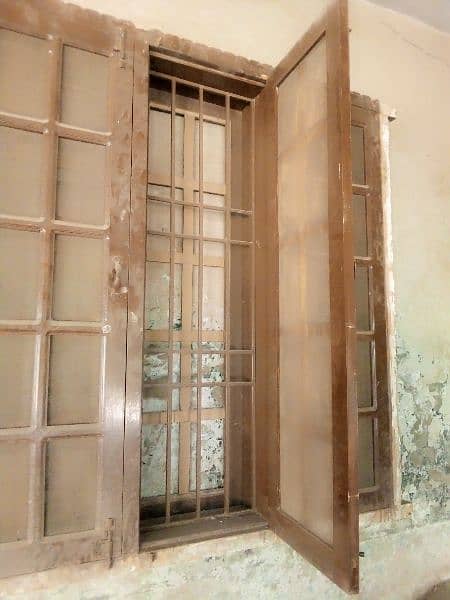 2window used me lakri ka frame. Lohe ka safty jangla. ha 03017512673 6