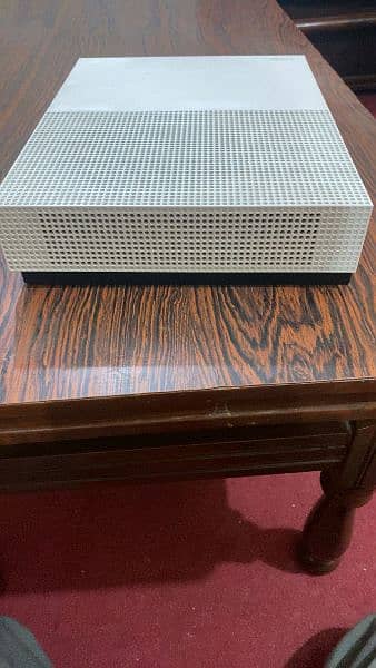 Xbox one S 1 Tb with 2 controllers and 2 games. 1