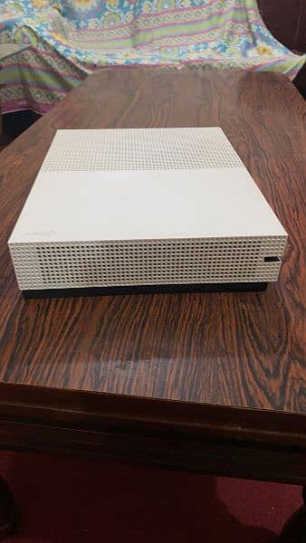 Xbox one S 1 Tb with 2 controllers and 2 games. 3