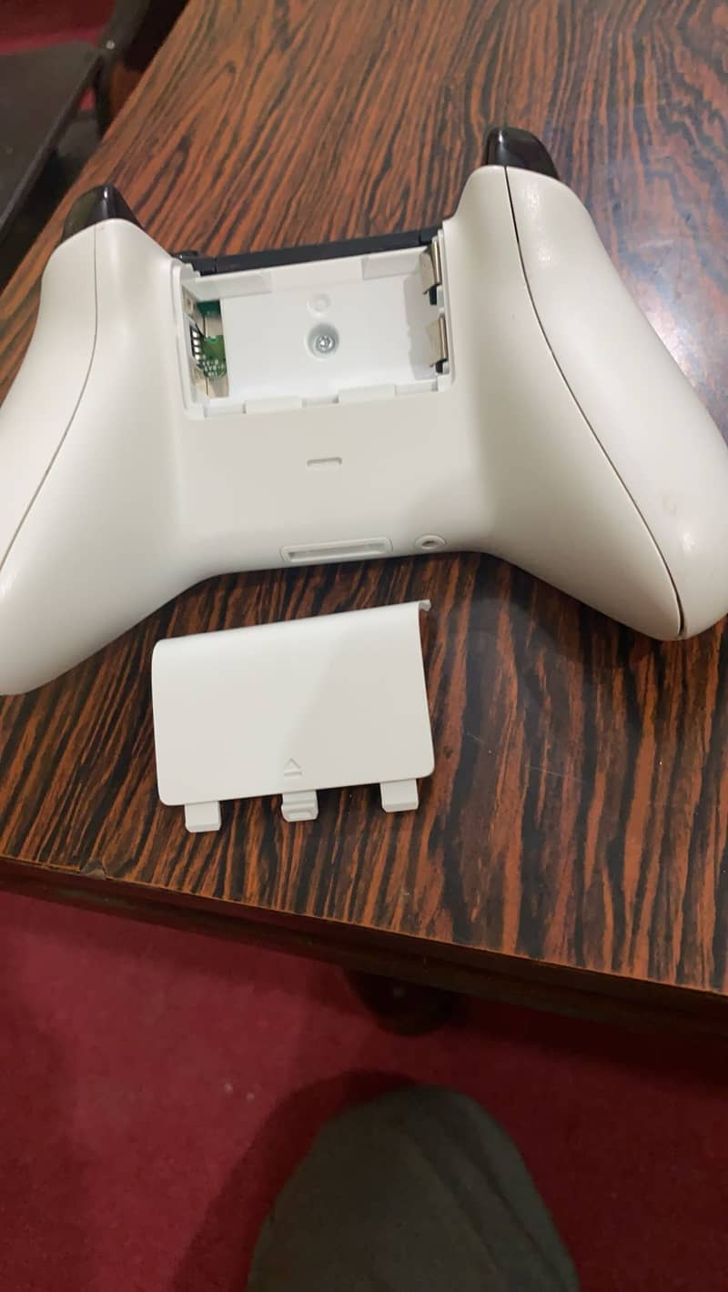 Xbox one S 1 Tb with 2 controllers and 2 games. 6