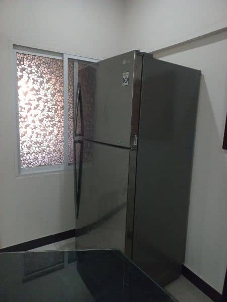 LG inverter refrigerator with tempered glass. 2
