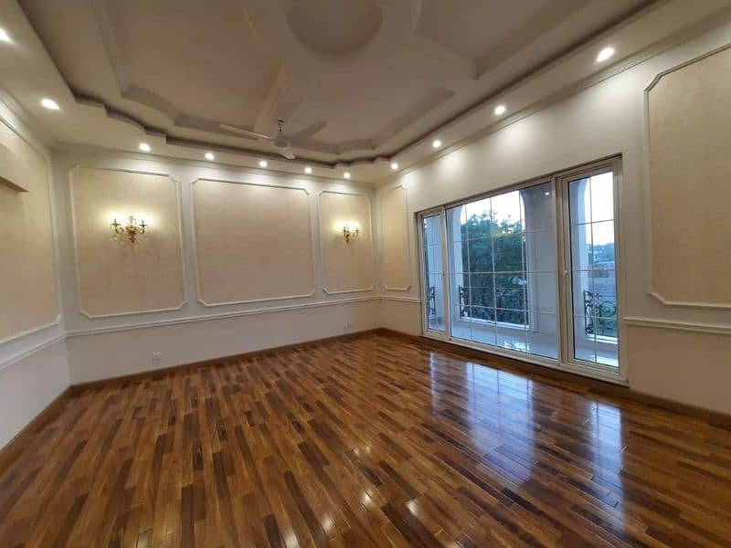 Glossy Wooden Floors, Wallpapers , Window Blinds, Fluted panels. 2