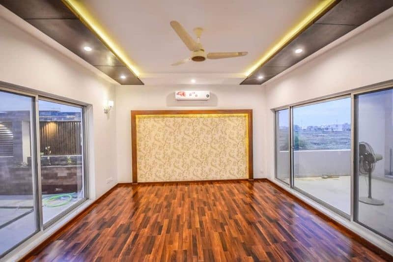 Glossy Wooden Floors, Wallpapers , Window Blinds, Fluted panels. 3