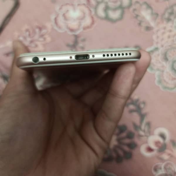 iphone 6s plus 128 gb non pta come for dubai mint condition. . 3