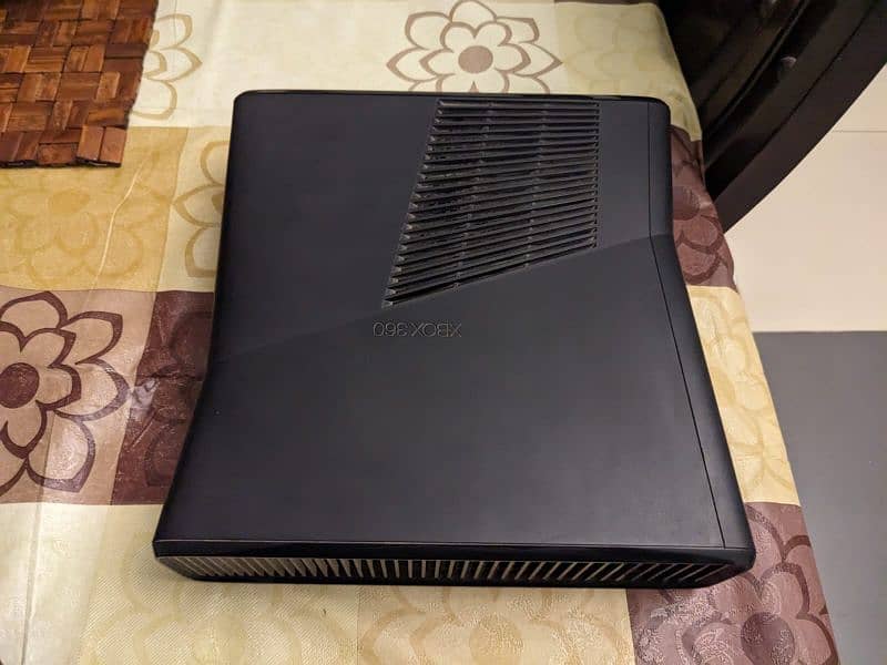 Xbox 360 slim just new 3