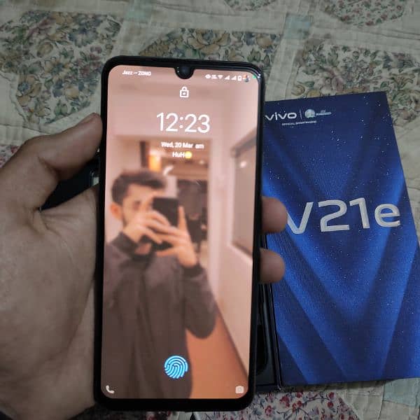 vivo v21e 8/128 with snapdragons 720g 4