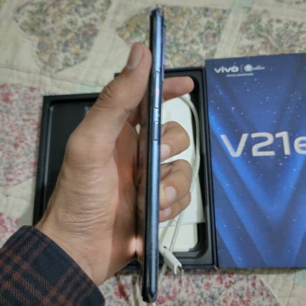 vivo v21e 8/128 with snapdragons 720g 6