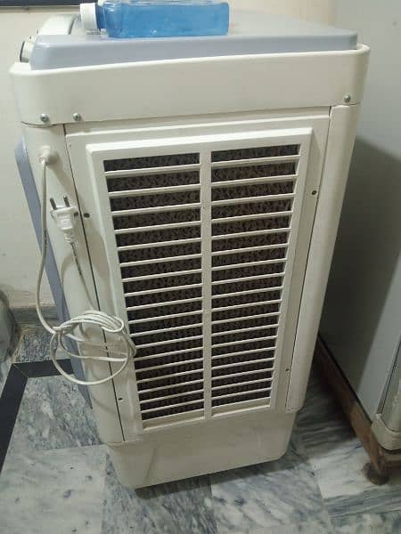 very good condition cooling best with 3 ice bottles 1