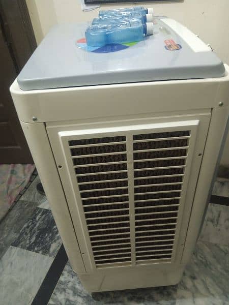 very good condition cooling best with 3 ice bottles 5