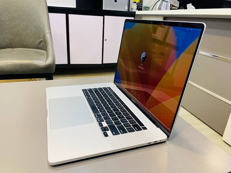 16” MacBook Pro 2019 i7 32GB/512GB 8