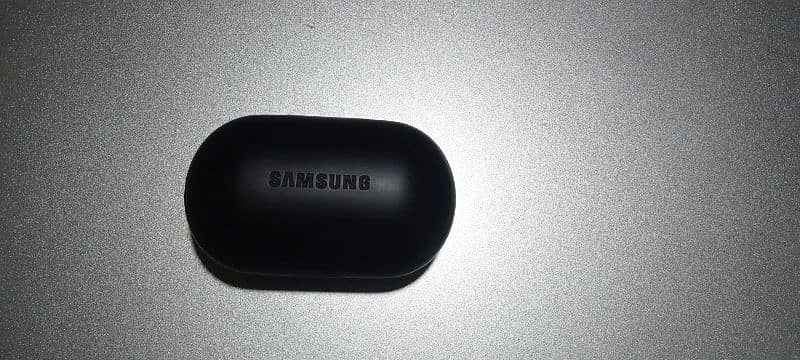 Samsung earbuds original model sm-R140 1