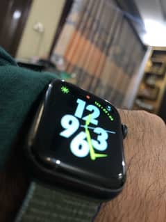 Apple watch Series 5 40mm with box 0