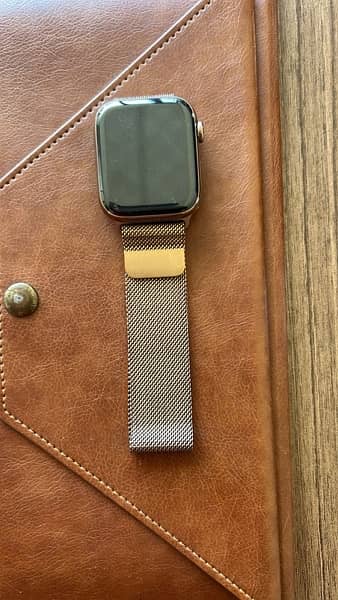 Apple watch series 4 in stainless steel gold 1