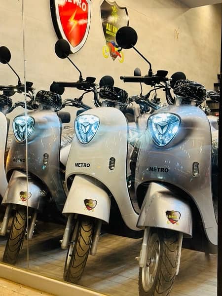 SCOOTER SCOOTY ALI KHAN AUTO COMPANY EVEE METRO YADEA RAMZA CROWN ROAD 3