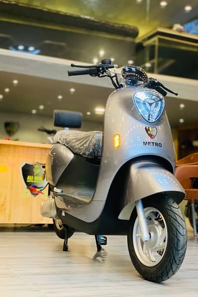 SCOOTER SCOOTY ALI KHAN AUTO COMPANY EVEE METRO YADEA RAMZA CROWN ROAD 4