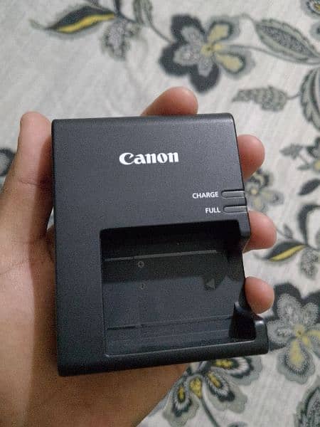 CANON EOS 3000D with EFS 18-55 mm lens + free BOYA MIC 6