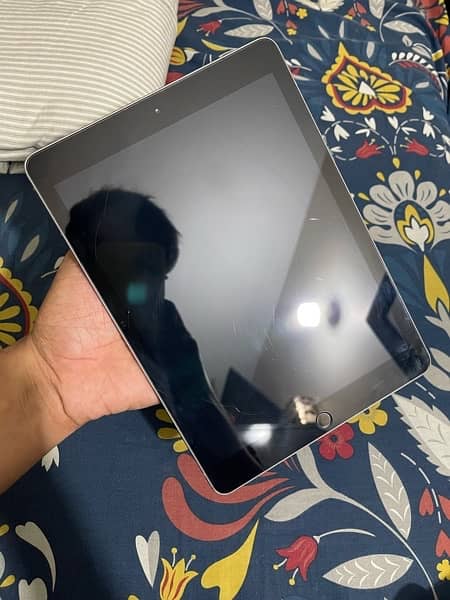 Apple ipad 6th generation for sell 9