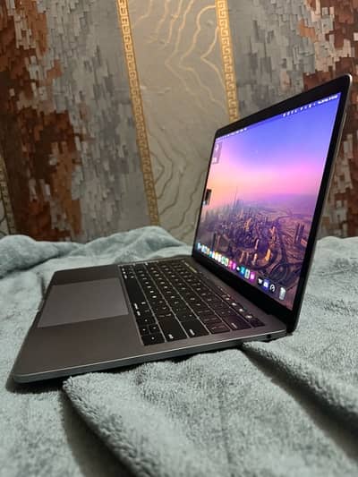 MacBook Pro 2019 13 inch screen has lines