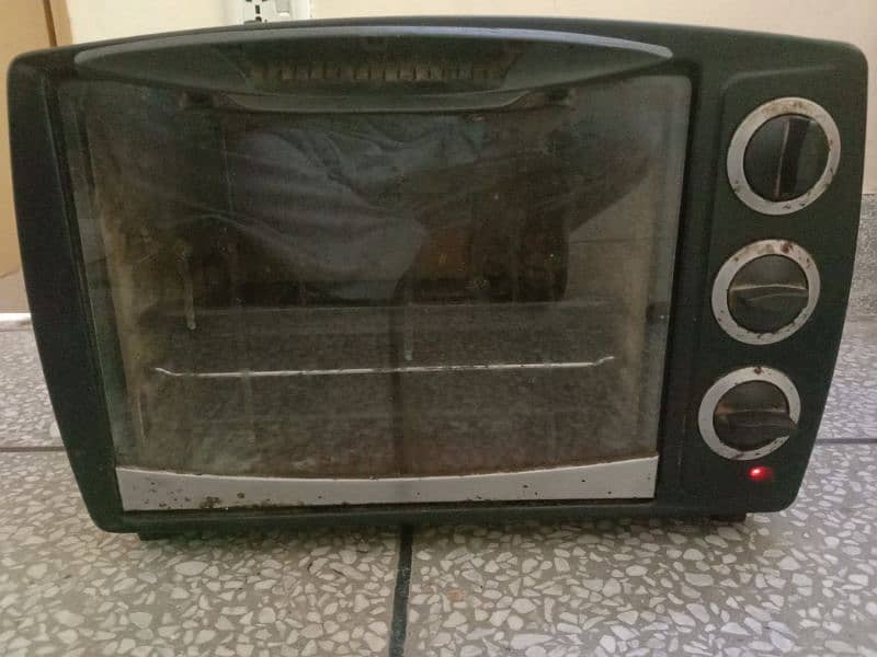 Westpoint baking/ toaster oven for sale with assesories. 5