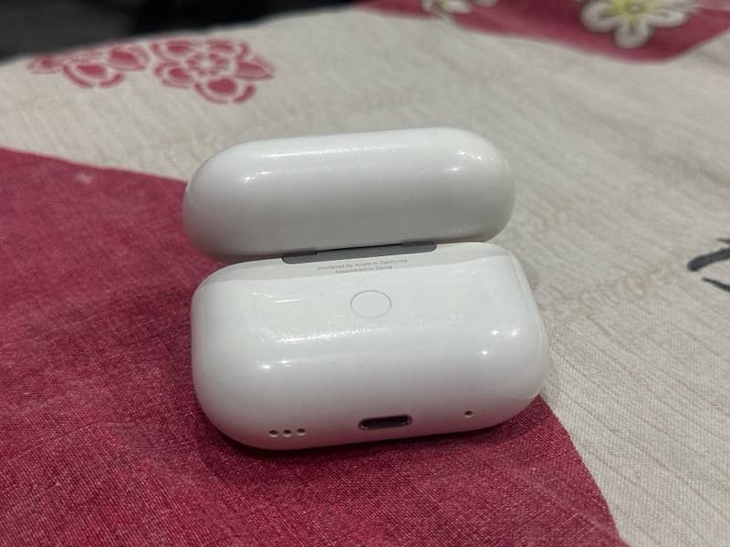 apple airpods pro ( 2nd generation ) only charging case 1
