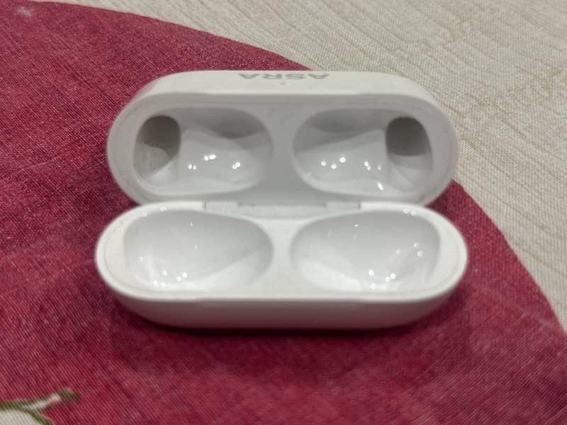 apple airpods pro ( 2nd generation ) only charging case 2