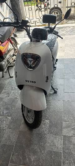 scooty scooter M6 metro evee for sale 1 bike. Electric