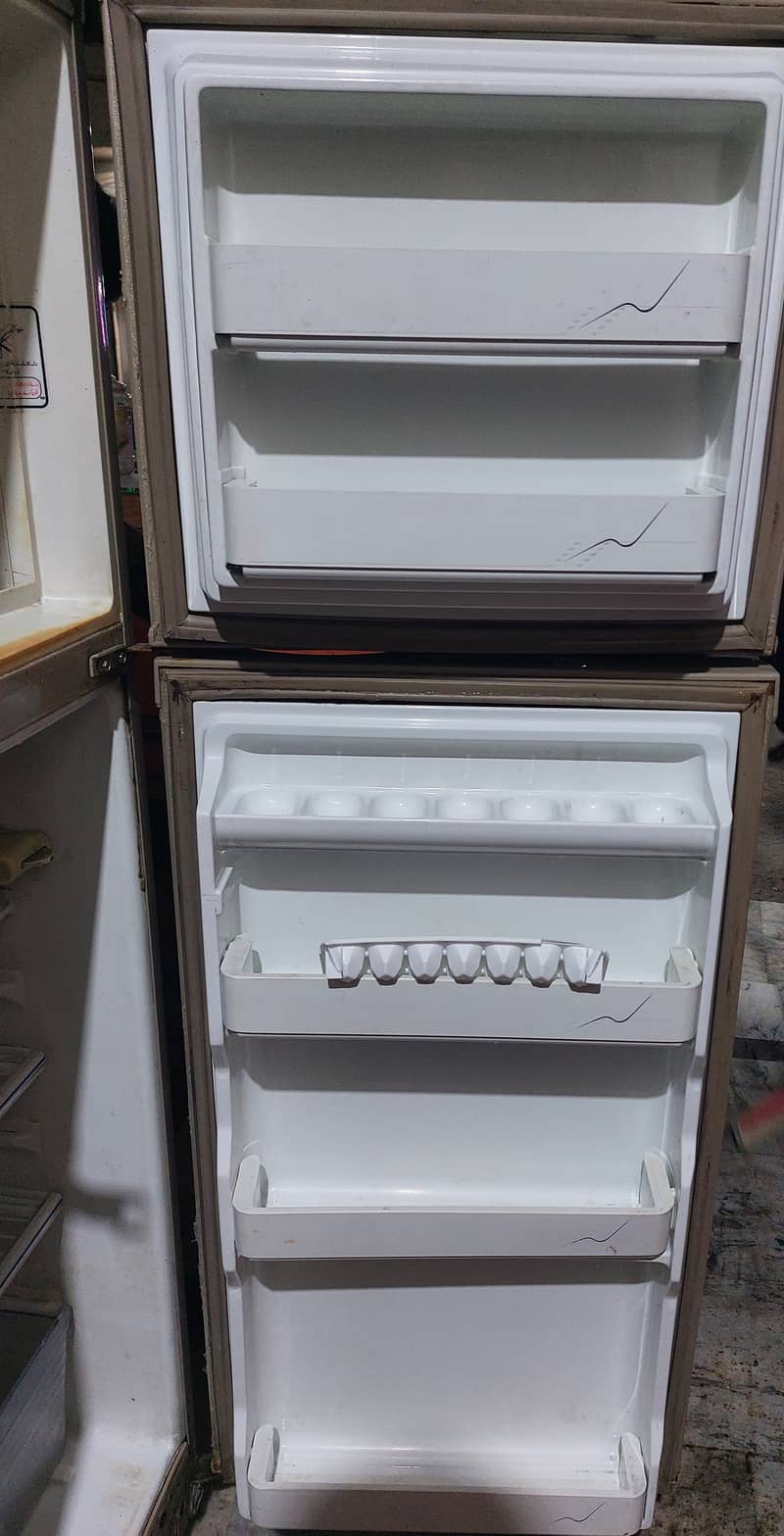 Dawlance fridge (urgent sale) 4
