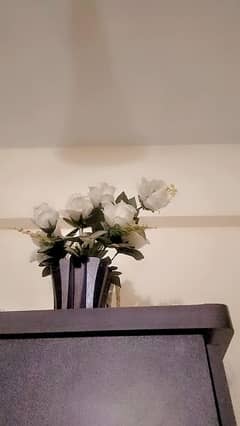 vase and white flower