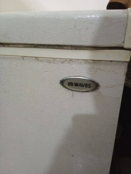 it's waves deep freezer in very good condition 1
