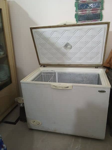 it's waves deep freezer in very good condition 2