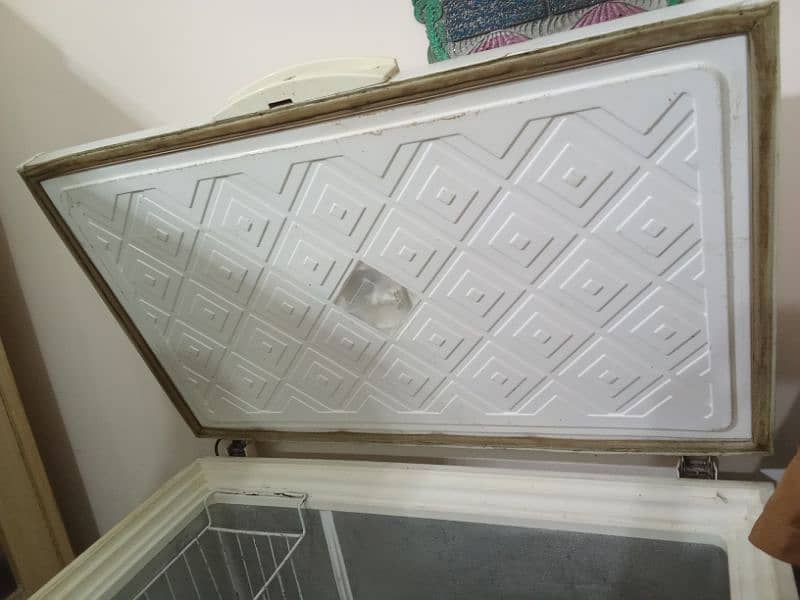 it's waves deep freezer in very good condition 3