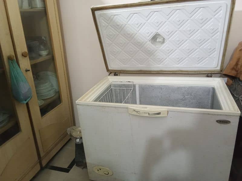 it's waves deep freezer in very good condition 5