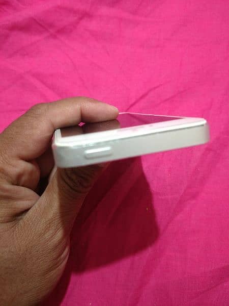 iPhone 5s Excellent Condition - Country Lock - Pta Approved 2
