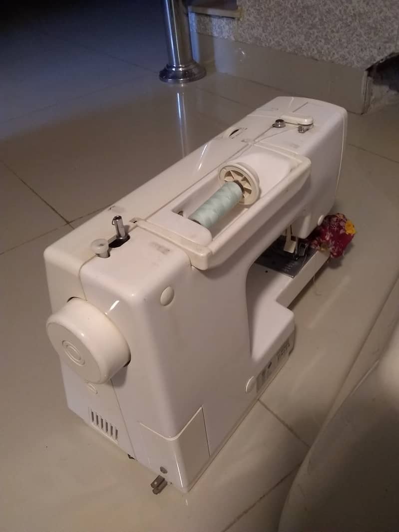 Adorable Japanese sewing machine in excellent condition 2