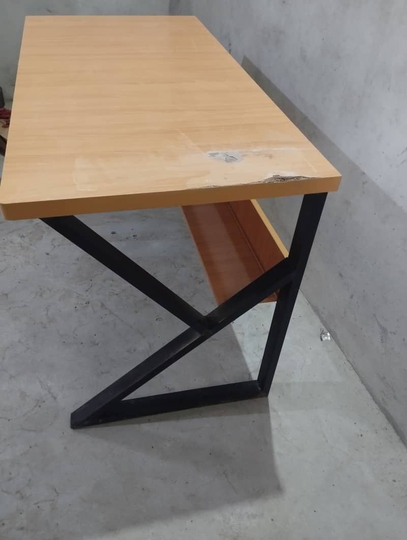 Fancy Stylish 9/10 Condition Computer Table for Sale 3