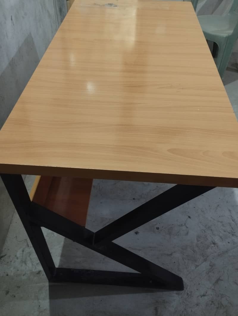 Fancy Stylish 9/10 Condition Computer Table for Sale 4