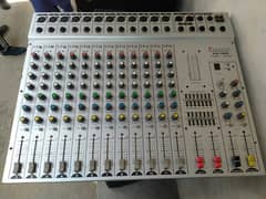 Yeasty. YT 1206.12 channel console mixer pree.