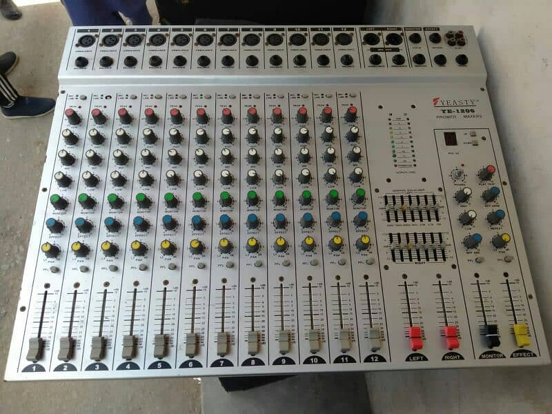 Yeasty. YT 1206.12 channel console mixer pree. 0