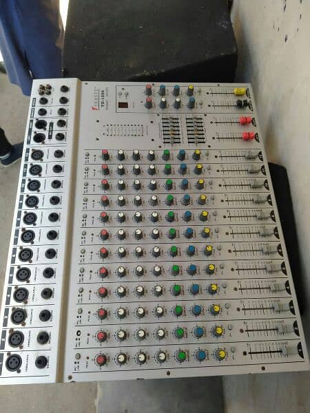 Yeasty. YT 1206.12 channel console mixer pree. 1